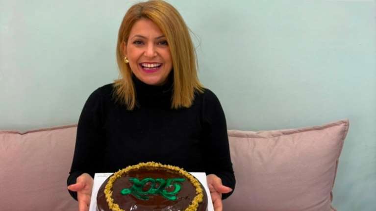 Θεσσαλονίκη: Η λογίστρια που άφησε τους ισολογισμούς και φτιάχνει τούρτες υπερπαραγωγή - Sold out η βασιλόπιτα... Ντουμπάι