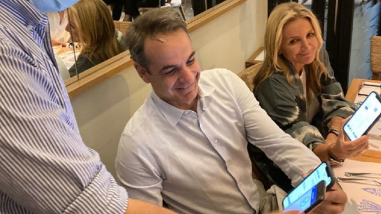 Θεσσαλονίκη: Η στιγμή που &quot;τσεκάρουν&quot; το πιστοποιητικό εμβολιασμού Κυριάκου Μητσοτάκη και Μαρέβας σε γνωστό εστιατόριο