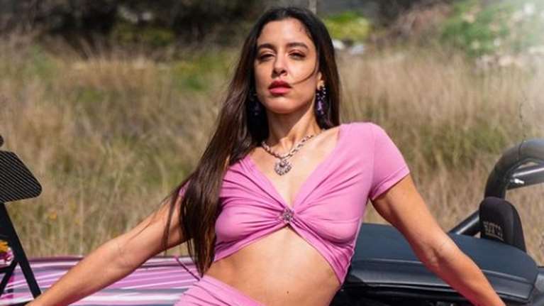 Μαρίνα Σάττι: Ποζάρει με μαύρο μικροσκοπικό μπικίνι σε παραλία της Χαλκιδικής