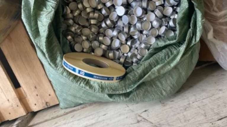 ΣΔΟΕ: Θα γέμιζαν τα μαγαζιά με ποτά &quot;μπόμπες&quot; - Εντοπίστηκε παράνομο εργαστήριο με 1.360 φιάλες