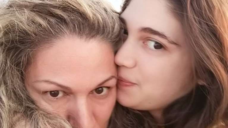 Πανελλήνιες 2021: Μαμά και κόρη έδωσαν μαζί εξετάσεις και πέτυχαν - &quot;Μετά από διπλοβάρδια είναι δύσκολο να διαβάσεις&quot;