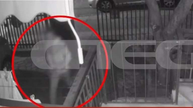 Αργυρούπολη: Άρπαξε τα απλωμένα ρούχα από την μπουγάδα και έφυγε - &quot;Μόνο η ζακέτα κοστίζει 100 ευρώ&quot; [Βίντεο]