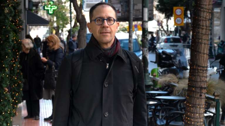 Ο Αντώνης Καραμπατζός εξηγεί στο TheTOC τι αλλάζει με τον γάμο των ομόφυλων ζευγαριών: &quot;Σημαντικό ότι σπάνε τα ταμπού&quot;