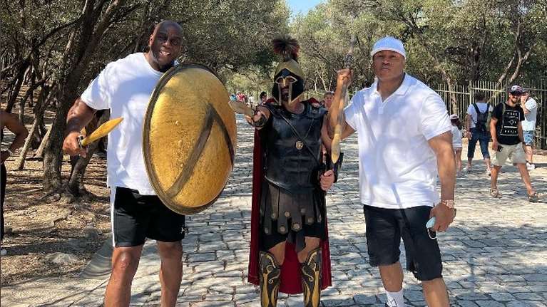 Μάτζικ Τζόνσον και LL Cool J στην Ακρόπολη: Μαγεμένος από την Ελληνική ιστορία ο θρύλος του ΝΒΑ [εικόνες]