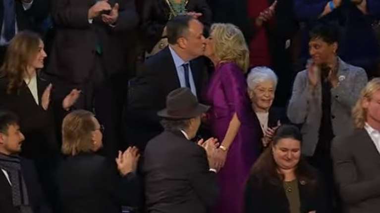 ΗΠΑ: Viral το περίεργο φιλί στο στόμα της Τζιλ Μπάιντεν με τον σύζυγο της Καμάλα Χάρις [βίντεο]