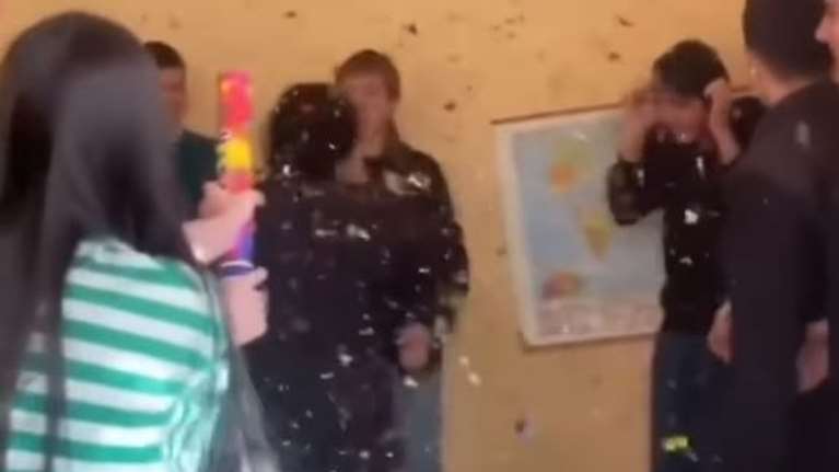 Viral: Η επική έκπληξη μαθητών στην καθηγήτριά τους για τα γενέθλιά της που κάνει τον γύρο του ίντερνετ