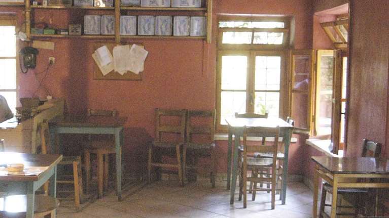 Παναιτώλιο: Κλείστηκαν στο... καφενείο για να γλιτώσουν το πρόστιμο - Οι αστυνομικοί περίμεναν απ&#39; εξω τρεις ώρες