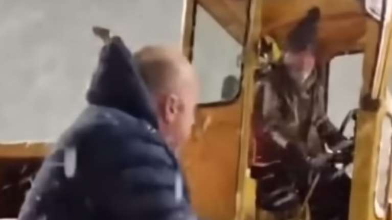 Ο Μπέος βγήκε στον δρόμο και έβριζε τους υπαλλήλους  - Εχει άποψη και για τα... εκχιονιστικά [βίντεο]