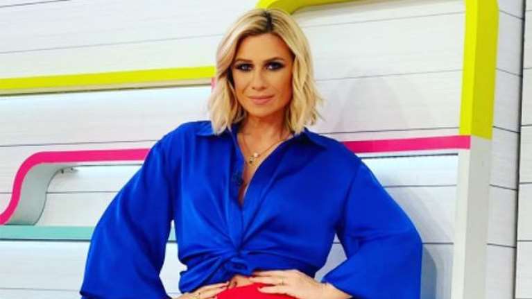 Κατερίνα Καραβάτου: Χαλαρή βόλτα με τον γιο της Αρίωνα [εικόνες]