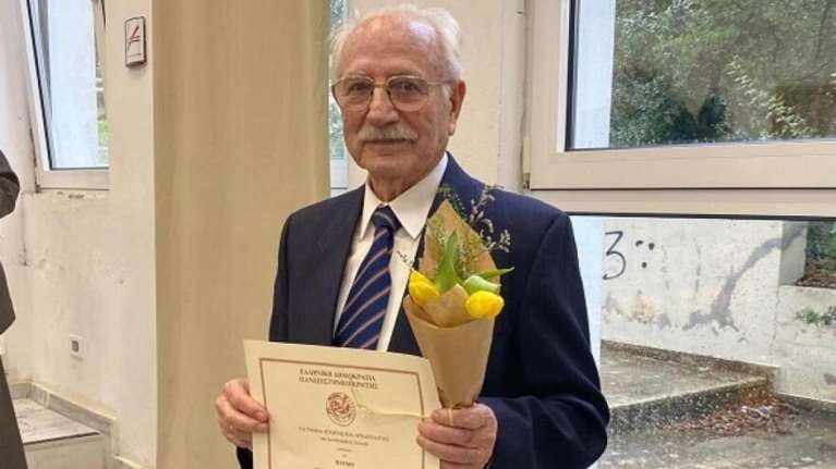Κρήτη: Συγκινημένος και περήφανος ο 88χρονος Δημήτρης Μουδατσάκης - Πήρε πτυχίο και ετοιμάζεται για μεταπτυχιακό