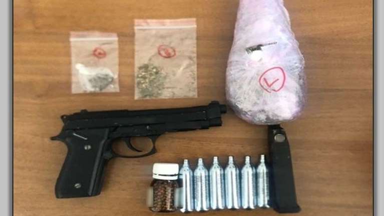 Τρίκαλα: Κυκλοφορούσε με 138 γραμμάρια χασίς και αεροβόλο πιστόλι [εικόνα}