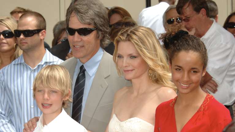 Τριάντα χρόνια ευτυχίας: Η Μισέλ Φάιφερ αποδεικνύει ότι μπορεί να αντέξει ένας γάμος στο Χόλιγουντ