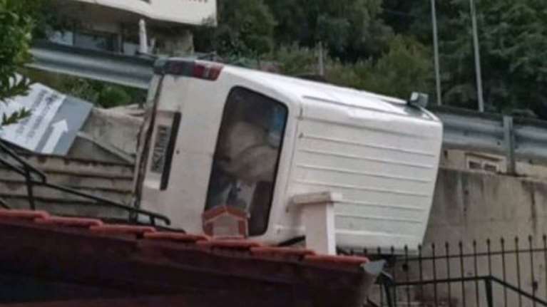 Καβάλα: "Τρελή" πορεία φορτηγού στις Γλάστρες - Προσγειώθηκε στην στέγη σπιτιού [εικόνες]