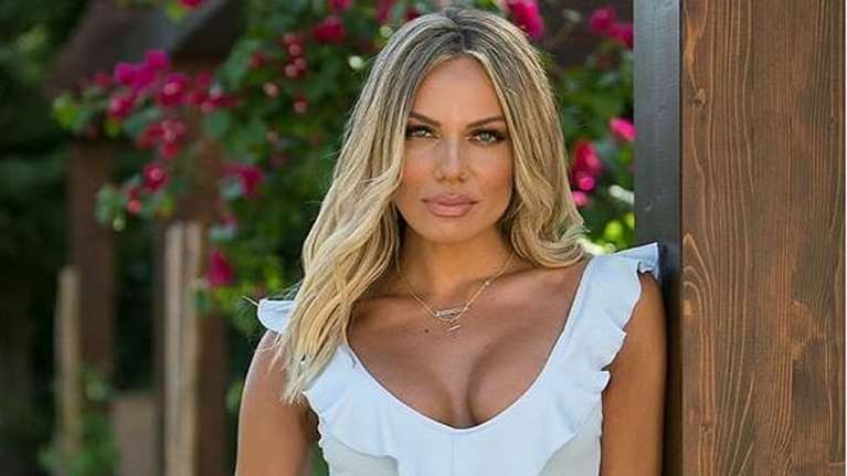 Η Ιωάννα Μαλέσκου μεταμορφώθηκε: Η νέα εμφάνιση με πλατινέ μαλλί και φλογερό κραγιόν