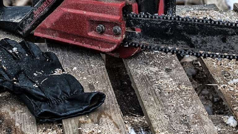 Φρικτή αυτοκτονία στη Ρόδο: 33χρονη έκοψε το λαιμό της με αλυσοπρίονο