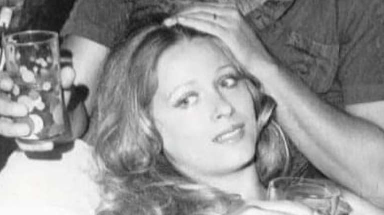 Ρετρό κλικ: Η Νόρα Βαλσάμη στην αγκαλιά του συζύγου της, Ερρίκου Ανδρέου - Το τρυφερό στιγμιότυπο