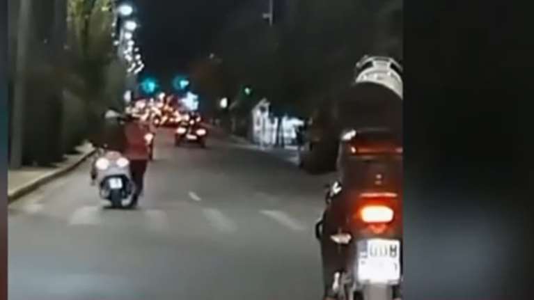 Λεωφόρος Αλεξάνδρας: Βίντεο με μηχανάκι να παρασέρνει γυναίκα που πήγε να περάσει διάβαση  [βίντεο]