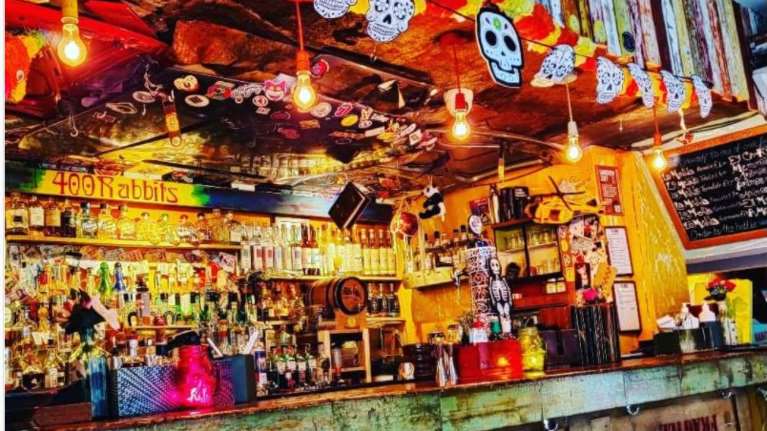 Βρήκαν τη λύση! Μπαρ στη Βρετανία κάνει αίτηση για να γίνει... εκκλησία ώστε να παραμείνει ανοιχτό