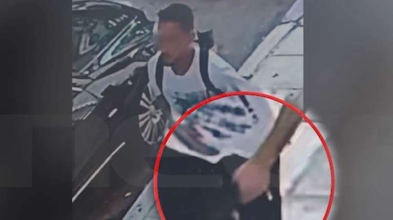 Πυροβολισμοί στην πλατεία Βάθη: Αυτός είναι ο δράστης - Τρέχει με το όπλο στο χέρι [Βίντεο]