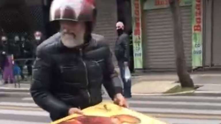 Βεβήλωσαν εικόνα της Παναγίας σε συγκέντρωση για τον Κουφοντίνα στο Σύνταγμα [βίντεο]