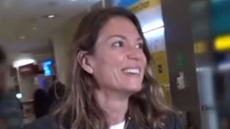 H αντίδραση της Βίκυς Καγιά σε ερωτήσεις των δημοσιογράφων: "Με περιμένει ο άνδρας μου, συγγνώμη"