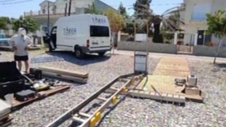 Αίγιο: Ξήλωσαν ράμπα ΑμεΑ για να βάλουν... ξαπλώστρες [εικόνες]