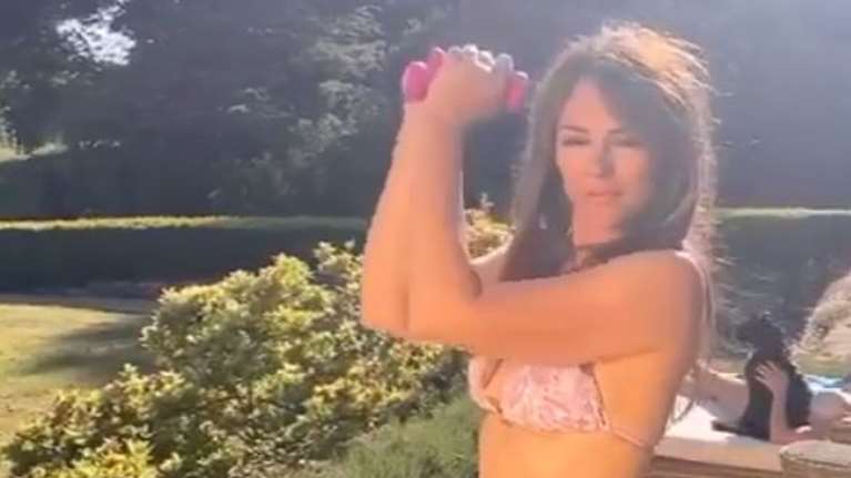 Η Λιζ Χάρλεϊ κρατιέται σε φόρμα κάνοντας γυμναστική με το...μπικίνι της [Βίντεο]