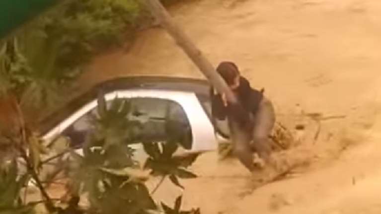 Κακοκαιρία στην Κρήτη: Ποια είναι η φοιτήτρια που γαντζώθηκε στον στύλο για να σωθεί [Βίντεο]