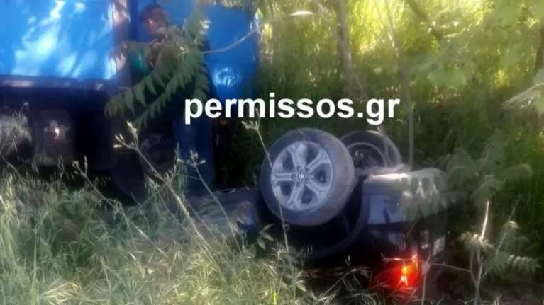 Σοκαριστικό τροχαίο στην Αλίαρτο: ΙΧ αναποδογύρισε και το &quot;πάτησε&quot; φορτηγό [εικόνες]