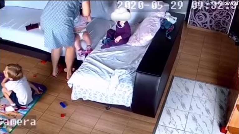 Σοκαριστικό βίντεο: Νηπιαγωγός πνίγει παιδάκι με μαξιλάρι σε παιδικό σταθμό στην Ουκρανία