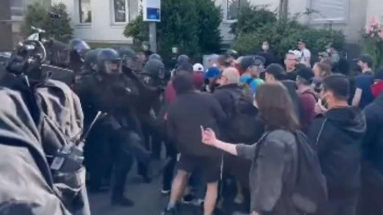 Γερμανία: Επεισόδια έξω από το συνέδριο της AfD - Δύο αστυνομικοί σοβαρά τραυματίες [Βίντεο]