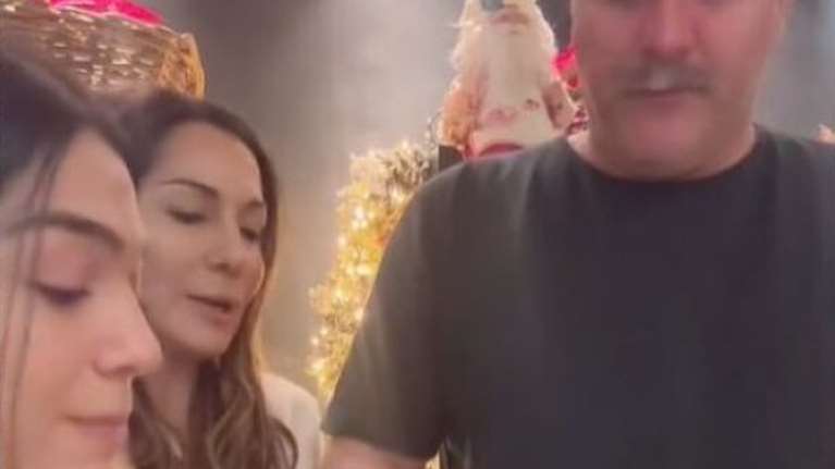 Η Δέσποινα Βανδή έκοψε τη βασιλόπιτα μαζί με τον Βασίλη Μπισμπίκη και τη Μελίνα Νικολαΐδη [βίντεο]