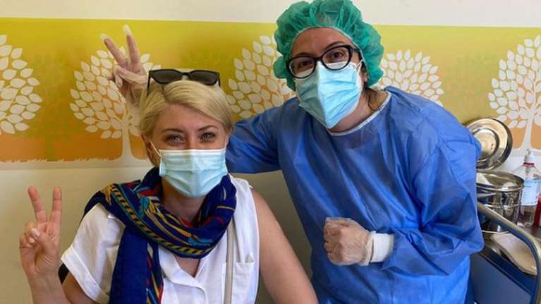 Με στιλάτο φουλάρι εμβολιάστηκε η Σία Κοσιώνη - Η ατάκα με νόημα: &quot;Στα... καπάκια κι εγώ&quot; [εικόνα]