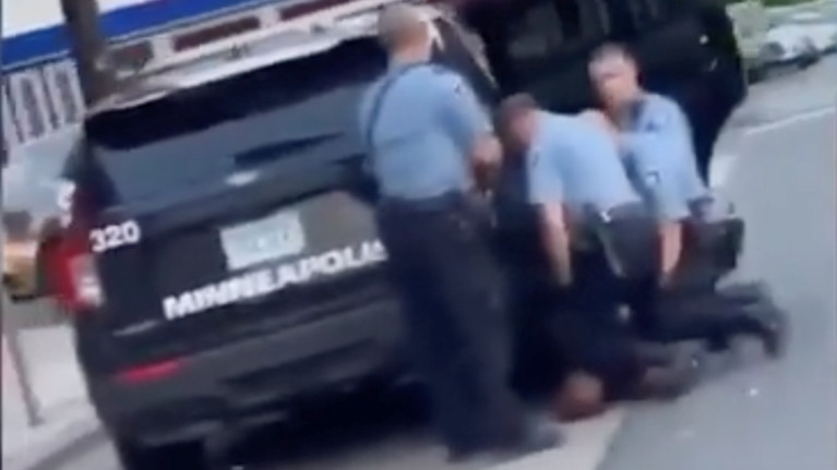 Τζορτζ Φλόιντ: Νέο σοκαριστικό βίντεο - Οι 3 αστυνομικοί από πάνω του ενώ δεν μπορεί να αναπνεύσει