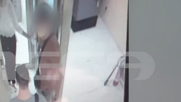 Βίντεο ντοκουμέντο: Αυτοί είναι οι δύο ληστές της τράπεζας στο κέντρο της Αθήνας - Το τατουάζ δείχνει τον βασικό ύποπτο