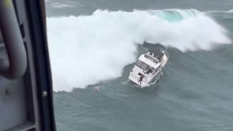 Γιγάντιο κύμα στον Ειρηνικό &quot;κατάπιε&quot; σκάφος ανοιχτά των ΗΠΑ - Σώθηκε γιατί έκανε άσκηση η ακτοφυλακή στο σημείο [βίντεο]