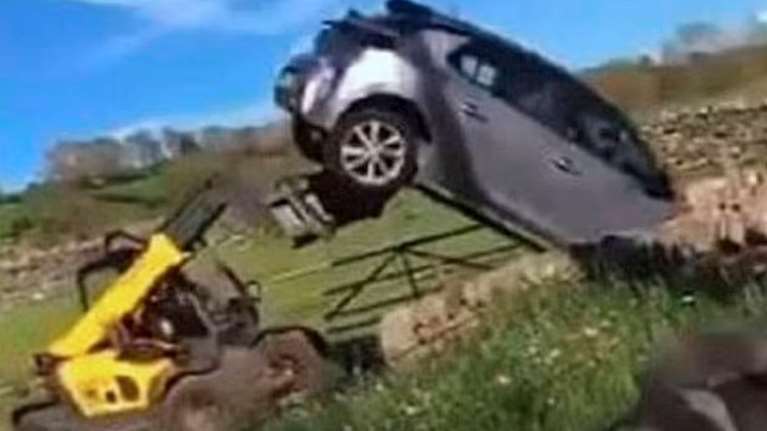 Απίστευτο βίντεο: Βρετανός αγρότης τα &quot;παίρνει&quot; με οδηγό που μπήκε στο χωράφι του και τον βγάζει... σηκωτό με το τρακτέρ
