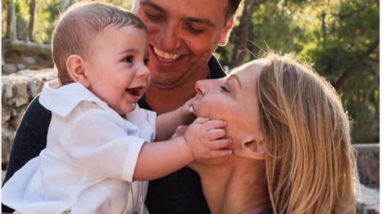 Μπαλατσινού - Κικίλιας: Μας δείχνουν τον γιο τους Παναγιώτη Κικίλια με το μαγιό του και πολύ στιλ στη Λέρο