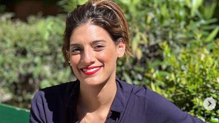 Χριστίνα Χειλά Φαμέλη: Ποζάρει με στιλάτο λευκό ψηλόμεσο μπικίνι στον καταρράκτη