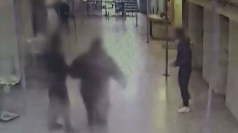 Σοκαριστικό βίντεο ντοκουμέντο- Η στιγμή που ο Σύρος κρατούμενος μαχαιρώνει με σουβλί στον λαιμό τον σωφρονιστικό υπάλληλο