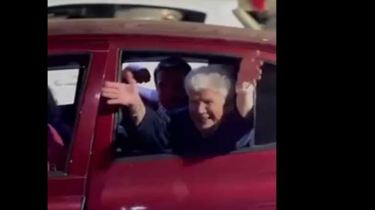 Η &quot;κόκκινη&quot; γιαγιά πανηγυρίζει με την ψυχή της την κατάκτηση του Conference League [βίντεο]