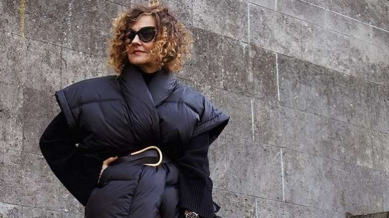 Fabulous 50: Πώς θα φορέσεις κομψά ένα puffer jacket