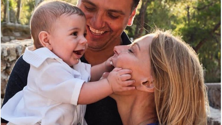 Τζένη Μπαλατσινού: Μας δείχνει τον Παναγιώτη Κικίλια ντυμένο τίγρη στο πάρκο