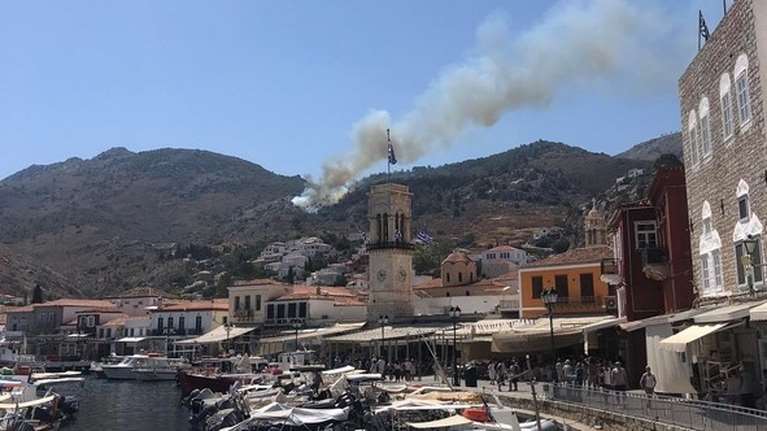 Φωτιά στην Υδρα: Σε ύφεση το μέτωπο - Μάχη εθελοντών και κατοίκων με τις φλόγες [εικόνες]