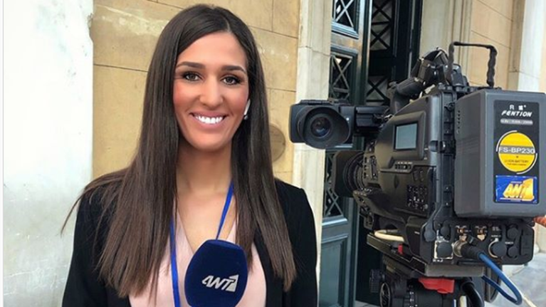 Ποια είναι η δημοσιογράφος του ΑΝΤ1 που λιποθύμησε "on air" - Είχε εργαστεί και ως αεροσυνοδός