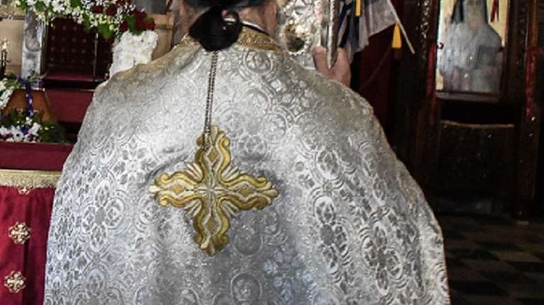 &quot;Με έβαλες στο χώμα και πήγες να με σκοτώσεις&quot; - Συγκλονίζει η πρεσβυτέρα που καταγγέλλει τον ιερέα σύζυγό της