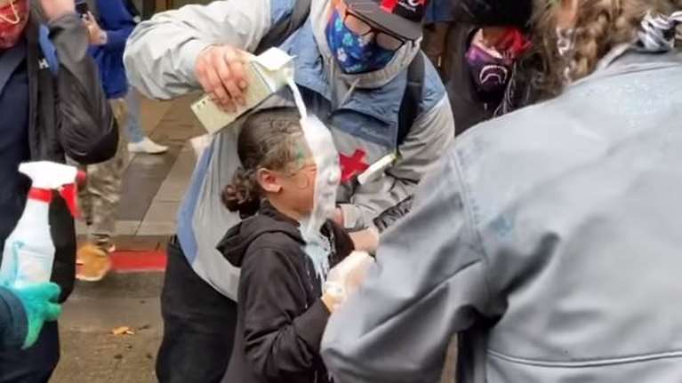 Βίντεο - σοκ: Αστυνομικοί στο Σιάτλ ψέκασαν 7χρονο με χημικά - Οργή στις ΗΠΑ