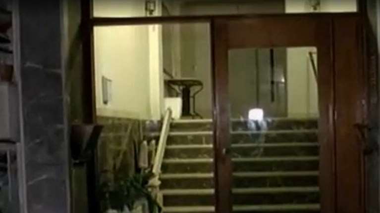 Άγνωστοι έκαναν τα ξημερώματα &quot;γυαλιά-καρφιά&quot; την είσοδο πολυκατοικίας στην Καλλιθέα