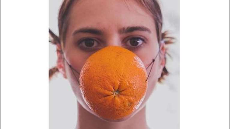 Μάσκα... πορτοκάλι: Οι φωτογραφίες στο Instagram που... λανσάρουν νέα μόδα στις μάσκες