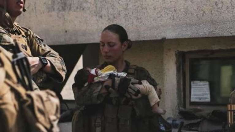Συγκλονιστικό: Η Αμερικανίδα πεζοναύτης με μωρό Αφγανών στην αγκαλιά πριν σκοτωθεί στην έκρηξη της Καμπούλ